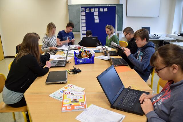 Redaktionsalltag: Jeden Freitagvorittag treffen sich die Nachwuchsjournalisten der „Alfterer Superzeitung“, um an ihrer nächsten Ausgabe zu feilen. | Foto: Engel-Strebel
