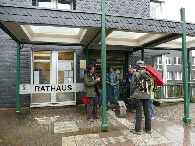 Man trifft sich für die 3. Etappe zum Abmarsch vor dem Rathaus | Foto: Ute Roggendorf
