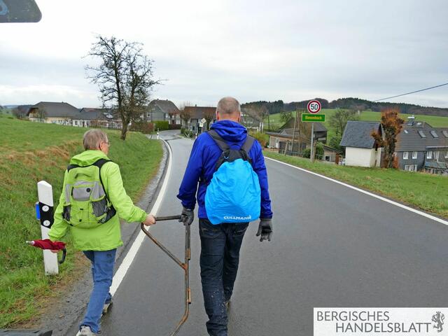 Die Gruppe passiert Biesenbach. | Foto: Ute Roggendorf