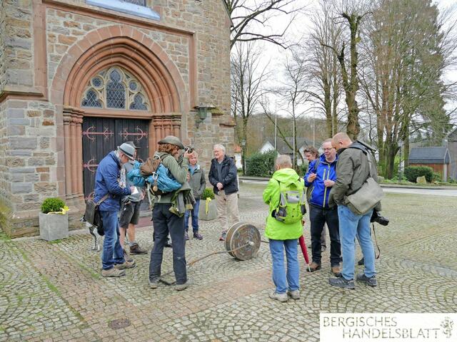 Etappenziel erreicht: Kirche in Thier. | Foto: Ute Roggendorf