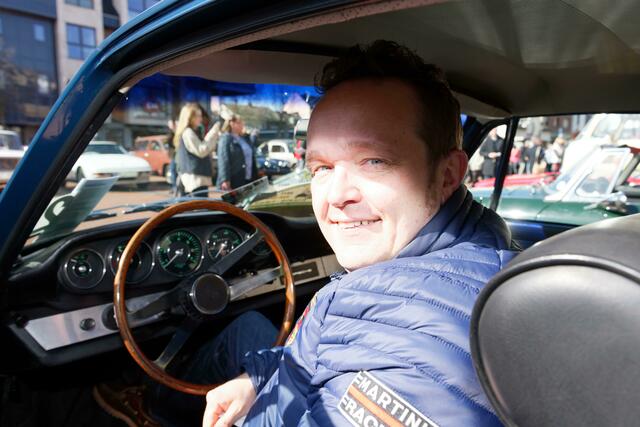 Viele ‚Schätzchen’ für Oldtimer- und Autofreunde waren auch bei der siebten Tour de Flönz wieder mit dabei. Ein Porsche 912 Baujahr 1967 in der Sonderfarbe aggablau hat es Rainer Krüger aus Stommeln besonders angetan. Das Fahrzeug befindet sich seit 2014 in seinem Besitz und war zuvor auf Amerikas Straßen unterwegs. | Foto: Holger Eichner