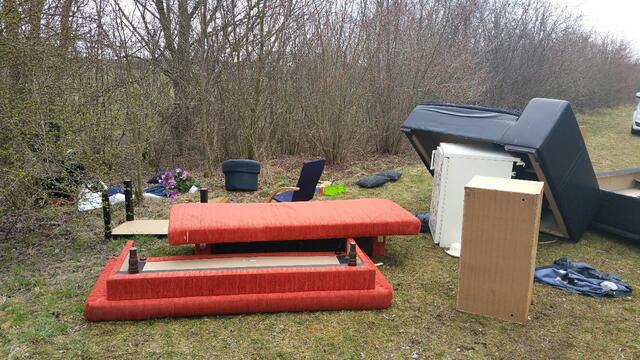 Möbelstücke, ein Kühlschrank und diverse Kleinteile wurden am Niederberger Damm illegal entsorgt. | Foto: Stadt Erftstadt