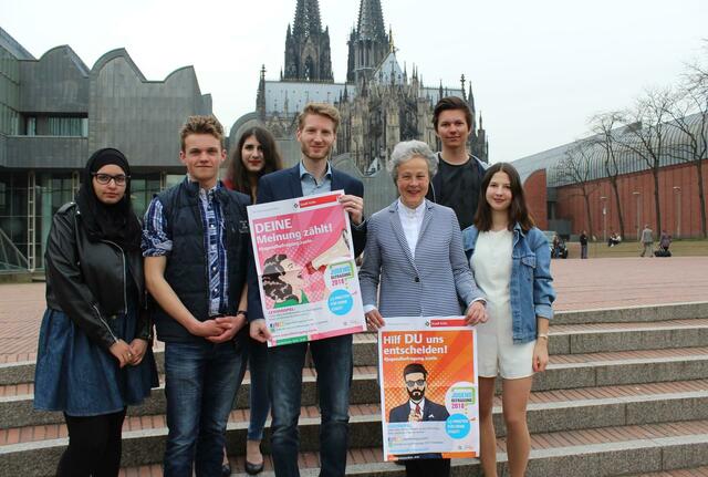 Melek, Jaap, Sarah, Florian Sevenig (Projektkoordinator), Agnes Klein (Dezernentin für Bildung, Jugend und Sport), Joschua und Malika (v. l.) warben für die erste Kölner Jugendbefragung. | Foto: ha