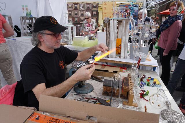 Wie entstehen eigentlich Glasobjekte? Beim Frühlingsmarkt konnten die Besucher Glaskünstlern und Glashandwerkern über die Schulter schauen. | Foto: art