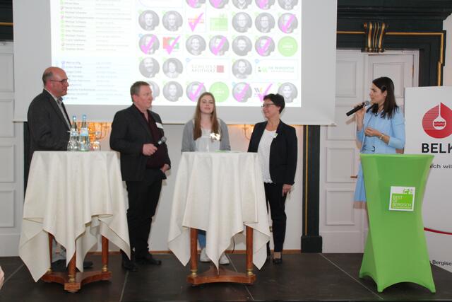 Sie berichteten über das BOBtikum. Von links Rüdiger Preiss, Ralph Schneppensiefen, Marga Drouven und BOBtikantin Janina Friedrich (mitte). Ganz rechts Journalistin Julia Bauer. | Foto: Klinkhammels
