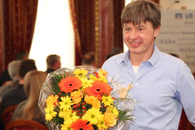 Blumen als Dank. Sternekoch Joachim Wissler gewährte interessanten Einblicke in sein Metier. | Foto: Klinkhammels