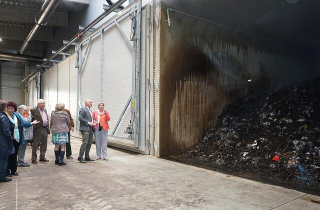 In neun solcher Tunnel mit einem Fassungsvermögen von jeweils 280 Tonnen verrotten Bio- und Grünschnittabfälle zu Kompost. | Foto: art