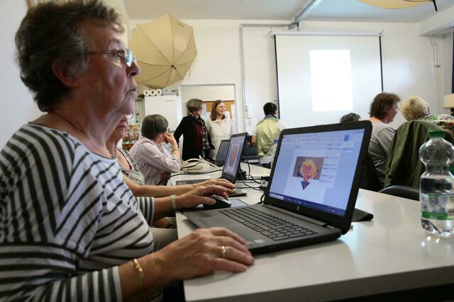 Konzentriert arbeiten die Damen des Frauen-Computer-Clubs- und haben dennoch Spaß daran. | Foto: Harald Weller