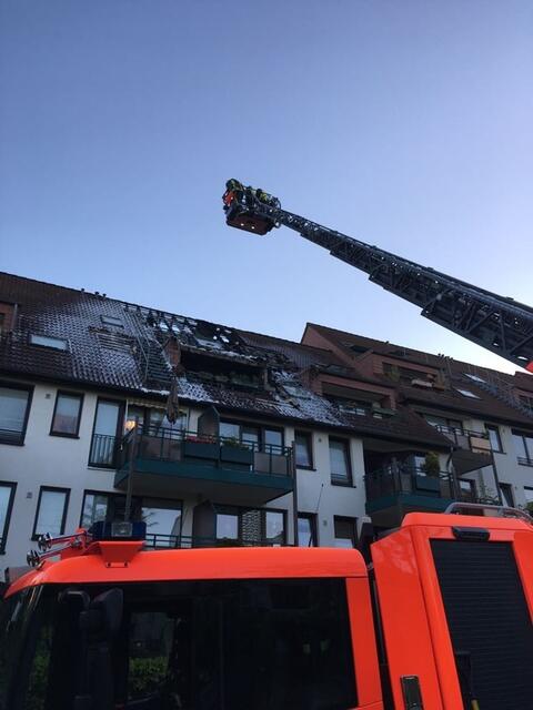Dachstuhlbrand in Refrath | Foto:  Feuerwehr Bergisch Gladbach