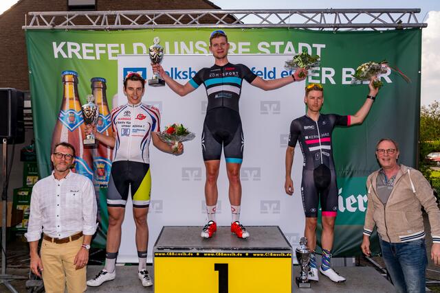 Alexander Nordhoff (2.v.r.) bei der Siegerehrung. | Foto: RV Blitz Spich / Team Kern-Haus