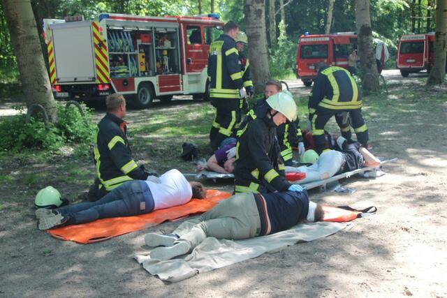 Rund zwanzig teilweise schwerstverletzte Personen mussten nach einem fiktiven Unfall  auf einem Parkplatz am Fühlinger See möglichst rasch versorgt werden. | Foto: Patrick Lievertz