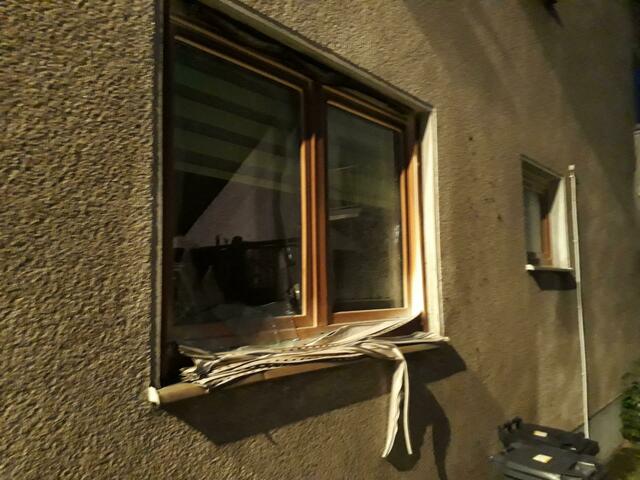 Die Fenster des Wohnhauses barsten | Foto: Feuerwehr