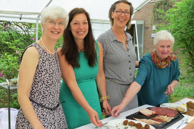 Das Brunchbuffet beim 1. Frühlingsfest der evangelischen Kirchengemeinde Petrikirche ließ keine Wünsche offen. Pfarrerin Ingrid Schneider (1.v.l.) freute sich über den großen Zuspruch. | Foto: Stahl