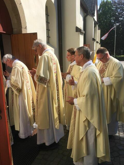 Die Geistlichen beim Einzug in die Kirche. | Foto: Hans Dieter Wirtz