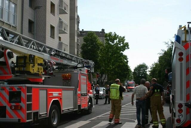 Die Wesselinger Feuerwehr sicherte den Einsatz, Bürgermeister Erwin Esser, der kurz zuvor nur wenige hundert Meter weiter am Rheinufer das Rheinklang Festival eröffnet hatte, machte sich ein Bild von der Lage. | Foto: mm