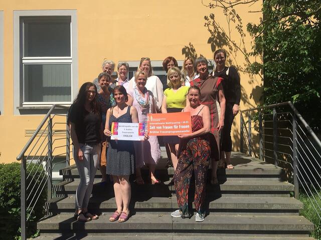 Teilnehmerinnen der Brühler Frauenwoche 2018 bei der Übergabe des Erlöses an das Frauenhaus Rhein-Erft.