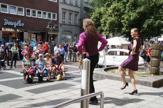 Die „Holly Hoppers“ nahmen die Gäste vor dem Rathaus mit auf eine Zeitreise voller Erinnerungen an die 1960er-Jahre. | Foto: Harald Zeyen