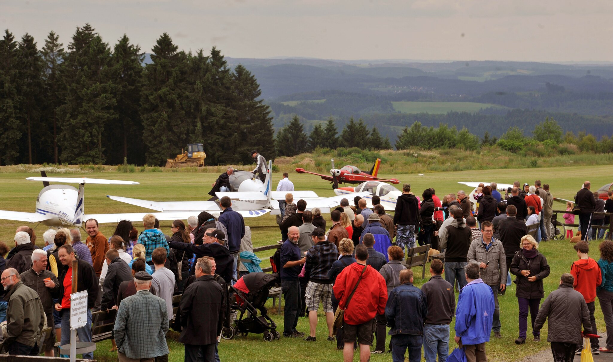 Das ANZEIGENECHO verlost Freiflüge Flugplatzfest auf dem Dümpel in Bergneustadt Oberberg