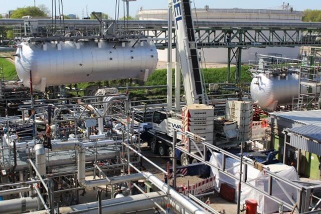 Ein Entsalzer wird mit einem der 23 Schwerlastkräne angehoben. | Foto: Shell Rheinland Raffinerie
