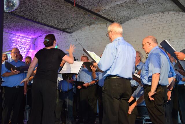 Die Sänger des Quartettvereins Königshoven und Chorleiterin Daniela Bosenius legten sich beim Auftritt ins Zeug. | Foto: Ressing