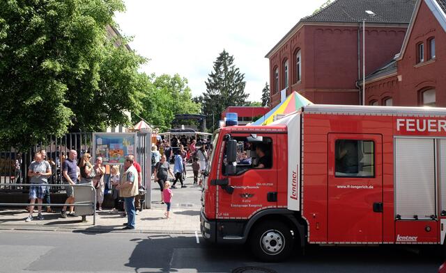 Die Löschgruppe Longerich der Freiwilligen Feuerwehr hatte zum Frühlingsfest in die Sternsingerschule eingeladen. | Foto: Schriefer