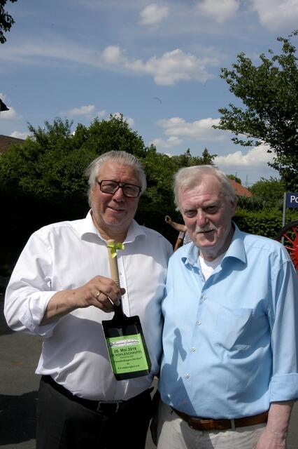Zur Erinnerung erhielt Bezirksbürgermeister Henk van Benthem eine Miniatur-Heizerschaufel von Gunther Geisler überreicht, Vorsitzender des Bürgervereins Gremberghoven (v.l.). | Foto: Karau
