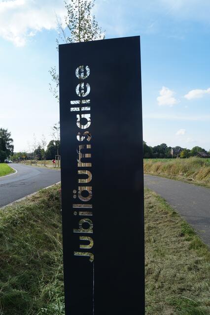 Schilder kennzeichnen die Jubiläumsallee, an ihnen werden auch die Namen der Spender der nächsten Pflanzabschnitte bekanntgegeben. | Foto: Simon Wiener