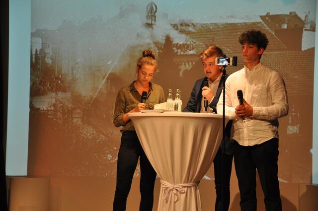 „Macht will ich haben!“: Eine Schülerin und zwei Schüler des Max Ernst-Gymnasiums bei der multimedialen Buchpräsentation. | Foto: dju