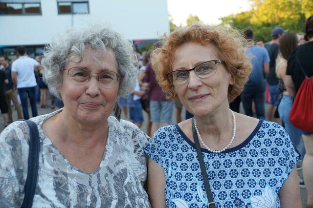 Anneli Pesch (li.) und Theresia Horschig engagierten sich vorab aktiv im Organisationsteam „Realschule Adieu“. Sie freuten sich über die vielen Gäste, die spürbar gute Laune und darüber, dass alles so gut geklappt hat.  | Foto: Yasari