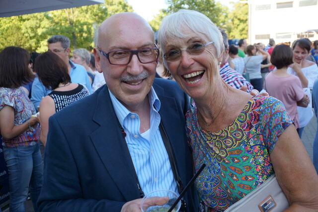 Die ehemaligen Kollegen Wilfried Leis und Ulla Ohler freuten sich über das Wiedersehen. Ulla Ohler wanderte vor 25 Jahren nach Portugal aus und reiste extra für den Realschulabschied an. | Foto: Yasari