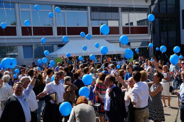 Zur Verabschiedung der Kopernikus-Realschule ließen die Gäste gemeinsam 800 Luftballons steigen. Rund 2.300 ehemalige Schüler und Lehrer meldeten sich im Vorfeld zum großen Abschlussfest „Realschule Adieu“ an.  | Foto: Yasari
