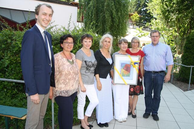 25 Jahre Wetterstein-Tagespflege: (v.l.) Gratulant Vizebürgermeister Robert Saß, Eva Kostka, Dorota Kolisko, Ilona Böhm, Sybille Bloch und Theresia Christian und Geschäftsführer Michael Penning. | Foto: Harald Zeyen