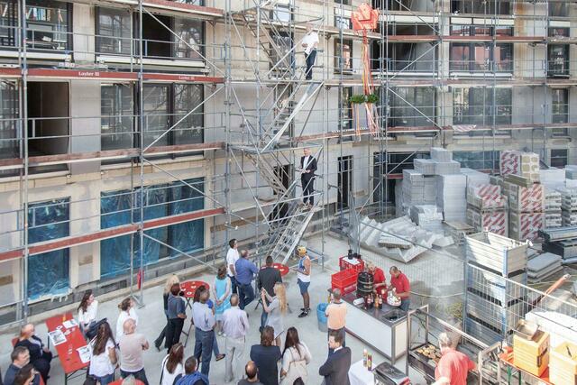 Der Bau von 52 Eigentumswohnungen und 13 geförderten Mietwohnungen schreitet gut voran.