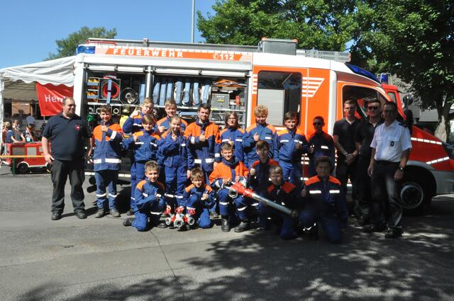 Die Berzdorfer Jugendfeuerwehr mit Betreuern und Feuerwehrchef Nicolas Gafron. | Foto: dju