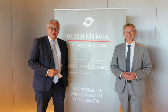 Der Sprecher der Geschäftsführung der Stadtwerke Dr. Dieter Steinkamp (l.) und SWK-Geschäftsführer Jürgen Fenske (r.) präsentierten die Konzernbilanz. | Foto: Brühl