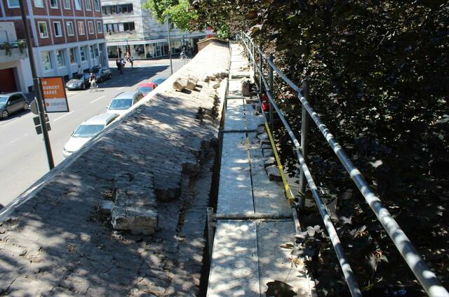 Die Ausdehnung von Pflanzen im und am antiken Gemäuer der römischen Stadtbefestigung erforderten eine  Sanierung des Teilabschnitts unmittelbar hinter dem Kölnischen Stadtmuseum. | Foto: ha