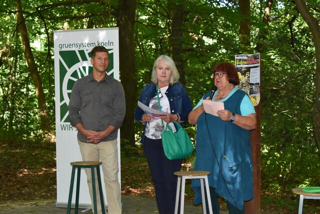 Bezirksbürgermeisterin Helga Blömer-Frerker (M.) und Vorstandsvorsitzende Angelika Burauen (r.) eröffneten das Sommerfest auf dem historischen Theaterplatz der Freiluga.