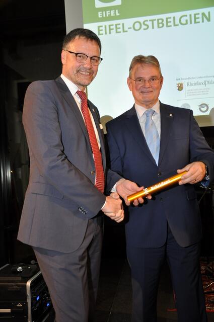 Auf der diesjährigen Internationalen Tourismusbörse (ITB) in Berlin hatte Landrat Günter Rosenke den Staffelstab von seinem Landrats-Kollegen Heinz-Peter Thiel aus der Vulkaneifel und damit die Präsidentschaft der Zukunftsinitiative Eifel übernommen.