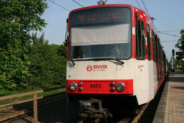 Was passiert an den Rheinanliegerbahnhöfen der Linie 16? Sollte zum geforderten 10-Minuten-Takt nach Bonn noch Güterverkehr hinzukommen, „wäre die Schranke nur noch zu“, so Urfelds Ortsbürgermeister Manfred Rothermund. | Foto: Montserrat Manke