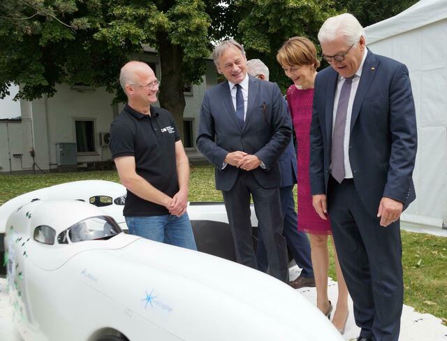 Großes Interesse riefen die Forschungsvelomobile nicht nur bei Steinmeier und Büdenbender hervor. Die effizienten Fahrräder waren auch für die vielen Besucher ein Blickfang, die am Tag der offenen Tür in der Villa Hammerschmidt zu Gast waren. | Foto: H-BRS