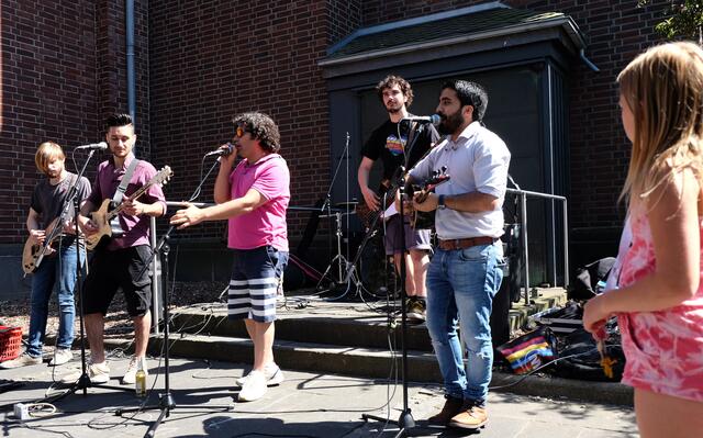 Die Multikultiband Buntes Herz spielte beim Pfarrfest in Mauenheim auch Kölsche Lieder.