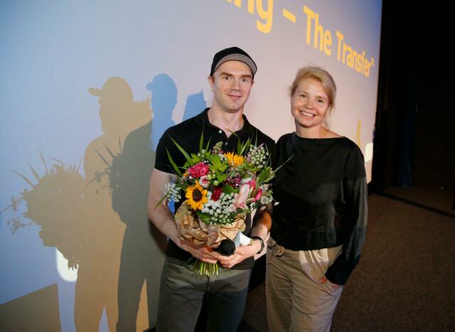 Schauspielerin und KultCrossing Projekt-Patin Annette Frier (r.). überreichte den Preis an den Regisseur des Siegerfilms „The Crossing", Michael Grudsky.