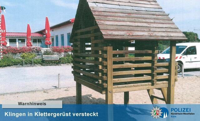 Aus diesem Klettergerüst auf dem Spielplatz in der Kleingartenanlage Feierabend in Bürrig ragten die Messerklingen hervor.