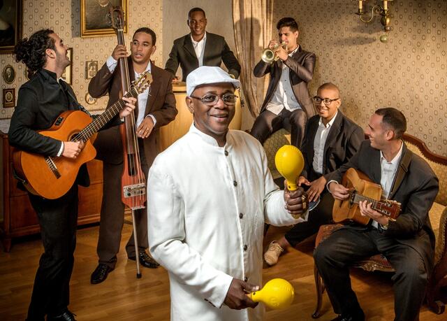 Bei der Cuba-Party am 22. Juli tritt Sänger El Nene mit seiner Band „Son del Nene“ im Schlosspark auf. | Foto: Petra Kellner