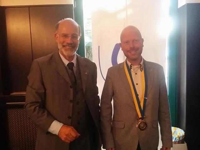 Ämterübergabe: der neue Rotary Wesseling President Felix Stein und Dr. Klaus Owin, jetzt Pastpresident. | Foto: Sammlung Owin