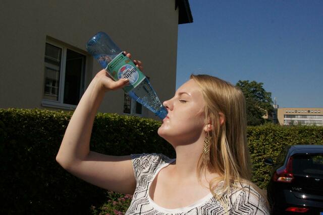 Viel trinken sollte man bei den heißen Temperaturen.