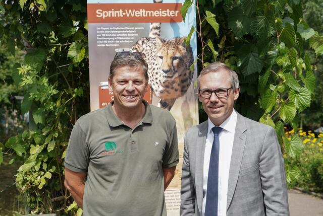 Beeindruckt von der neuen Anlage waren Christopher Landsberg (l.), Vorstand des Kölner Zoos und Markus Kemp (r.), Geschäftsführer des Porsche Zentrums Köln. | Foto: Werner Scheurer