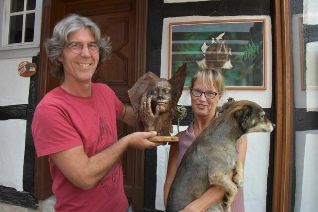 Künstlerisch ist Ernst Doll schon seit vielen Jahrzehnten tätig, beschäftigt sich seit einem halben Jahr mit dem aufwendigen Bronze-Guss, während seine Ehefrau, hier mit dem Hund von Familie Doll, Tonarbeiten kreiert. | Foto: AS