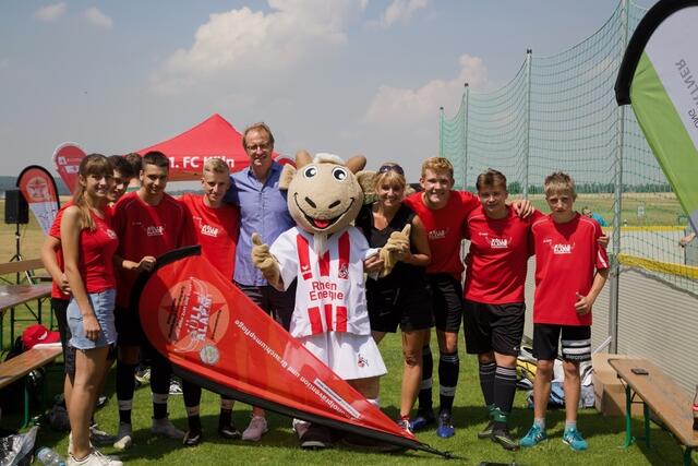Das Team von KölleAlarm mit RTL-Moderator Florian König (mitte im blauen Hemd) und Hennes, dem lebenden FC-Maskottchen. | Foto: Steinbüchel