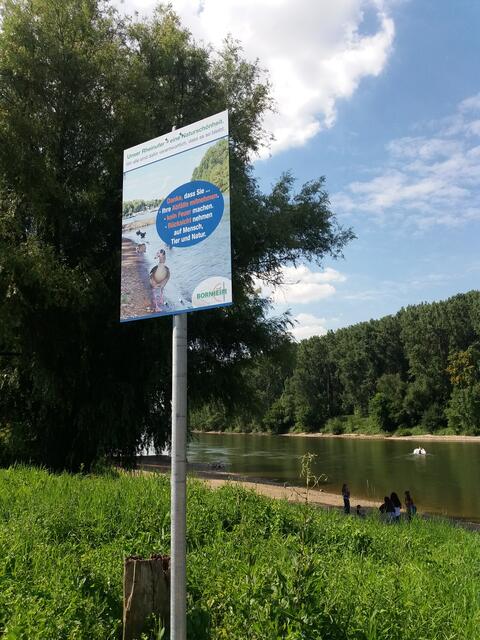 Eins der sechs Schilder steht an der Bootsrampe in Hersel.